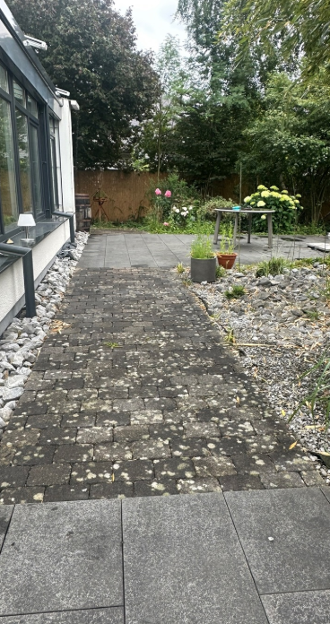 Pflasterweg vorher Pflastersteinreinigung vorher Ortenau